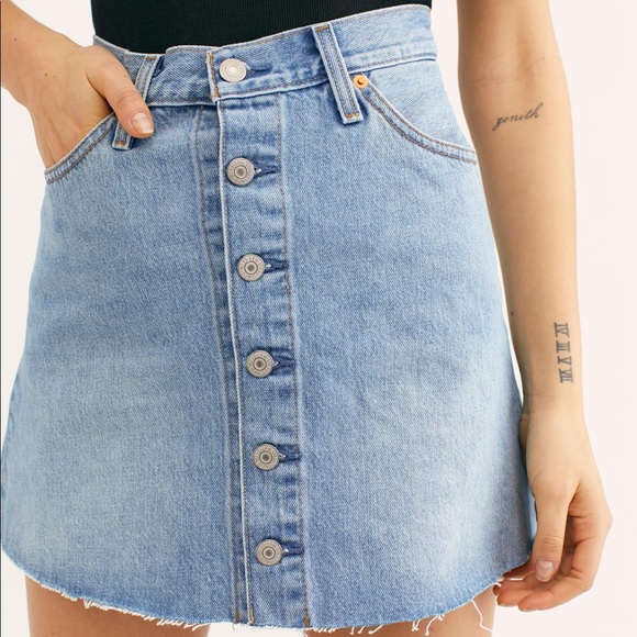 Levi’s Button Front Denim Skirt - Picture 2 of 5
